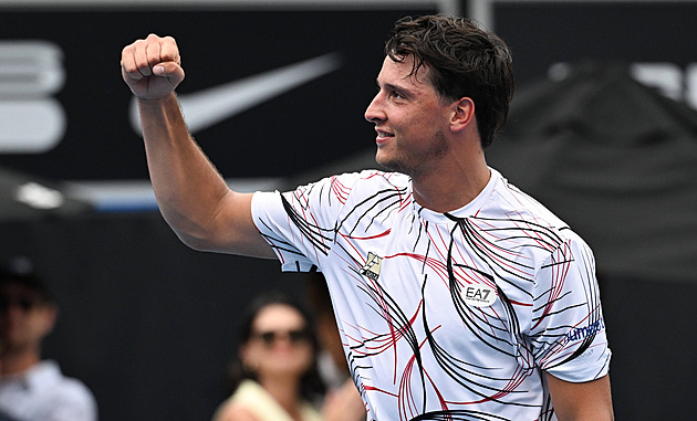 Výhra a úprk na toaletu. Tenistu Darderiho v Melbourne potrápily zažívací potíže