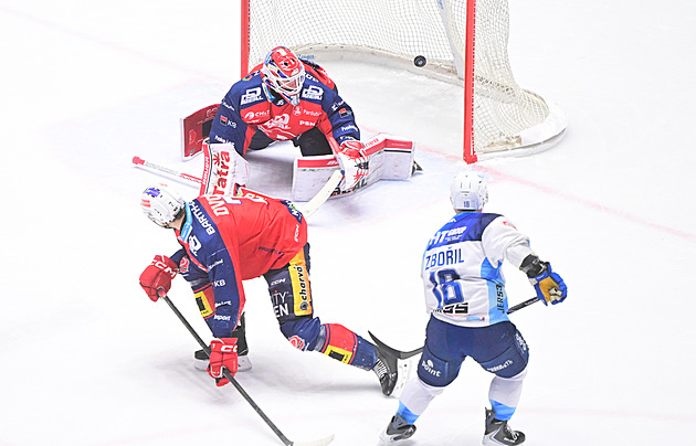 ONLINE: Kometa ve šlágru vede. Na ledě Pardubic otevřel skóre Zbořil