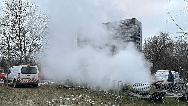 Prasklé potrubí v Praze. Tisíce lidí byly bez tepla, dodávky už jsou obnovené