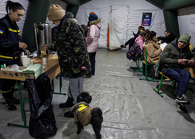 Spí v kabátech, v bytech si stavějí stany. Ukrajinci prožívají nejtěžší zimu