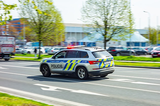 Policie dopadla muže, který se zbraní přepadl trafiku. Pomohla výzva v médiích