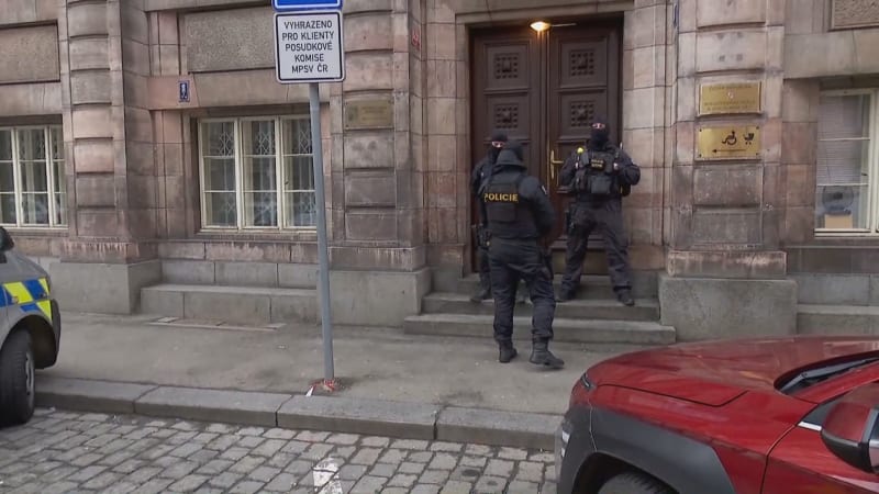 Razie na černošickém úřadě: Policie zadržela 16 lidí. Důvod zásahu zatím tají