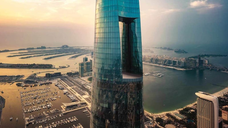 Parašutista proletěl „okem jehly“. Záběry ukazují bláznivý seskok skrz nejvyšší hotel světa