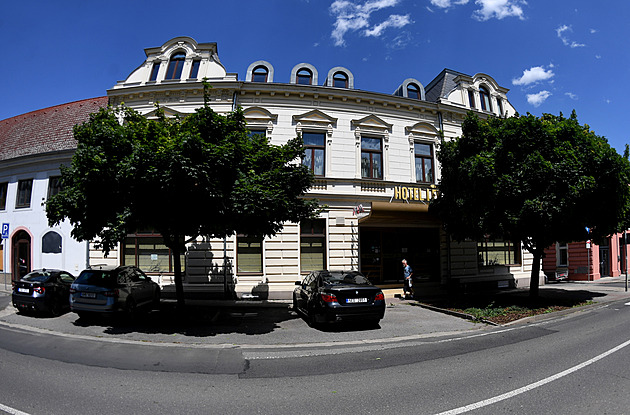 Lovosice udělají v bývalém hotelu 30 bytů, ze sálů bude jídelna pro stovky žáků