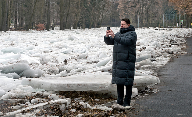 Nevšední podívaná v Sušici. Koryto řeky Otavy zaplnily ledové kry
