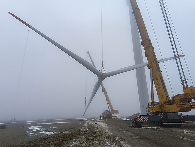 Oprava prodloužila větrné elektrárně na Svitavsku život, jeřáb snesl celou vrtuli