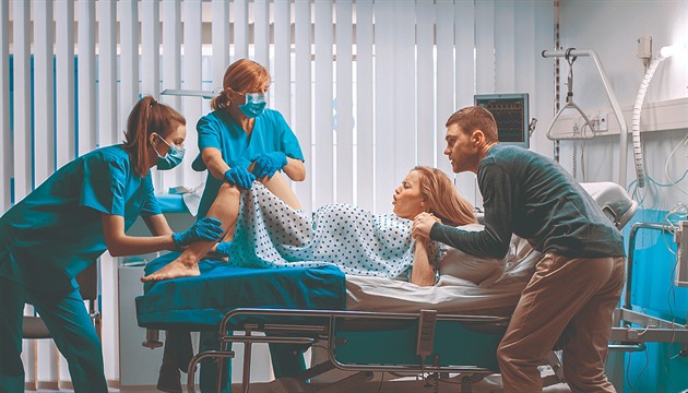 Mezi rodičkami bylo loni 18 procent obézních. Jaká nebezpečí nejčastěji hrozí