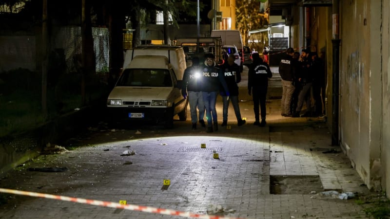 Muž hodil po vlastní sestře nůž a zabil ji. Vadila mu hlasitá hudba, přiznal neapolské policii