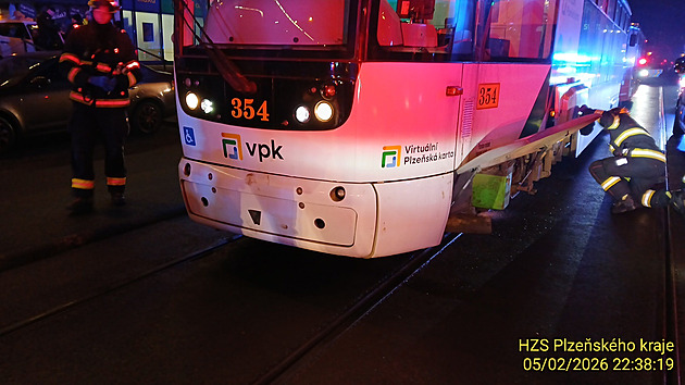 Seniorka vběhla před tramvaj, zůstala zaklíněná pod soupravou. Je vážně zraněná