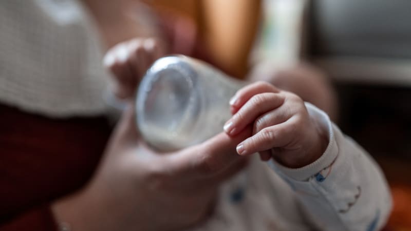 Matka měla miminku naplnit lahvičku alkoholem, zemřelo. Ženě z USA hrozí výjimečný trest