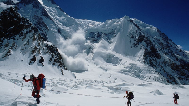 Smrt pod lavinou: Ve francouzských Alpách zemřeli dva lyžaři. Už čtyři zavalení za tři dny
