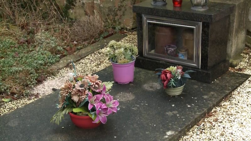 Hanobení hrobů v Číbuzi: Vandal vysypal urny a ničil pomníky. Našel se pytel se snímky mrtvých