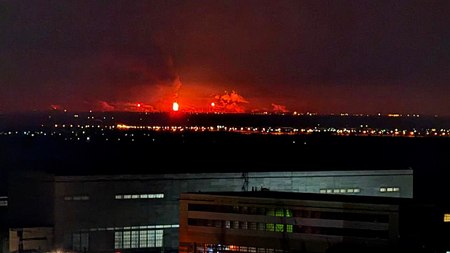 VIDEO: Významná ruská rafinerie v plamenech. Udeřily na ni ukrajinské drony