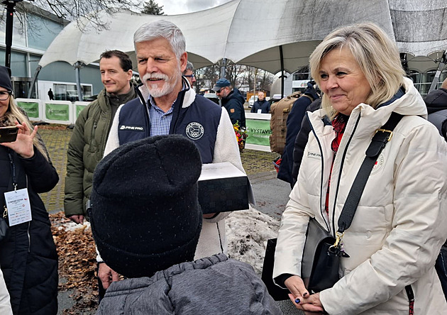 Prezident si na olympijském festivalu zkusil biatlon, první dáma střílela lépe