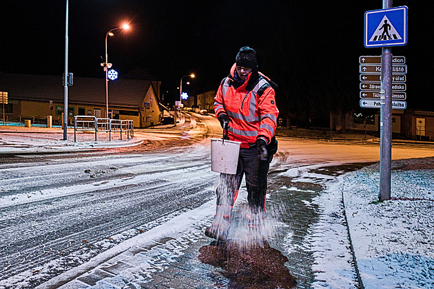 Část Česka zasype sníh. Meteorologové varují před sněhovými jazyky