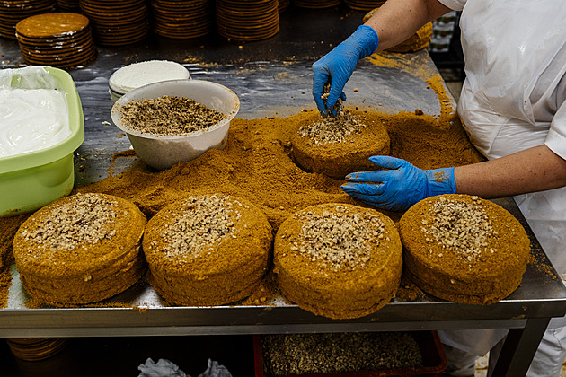 OBRAZEM: Jak se rodí český medový fenomén. Marlenka a Medovník ve výrobě