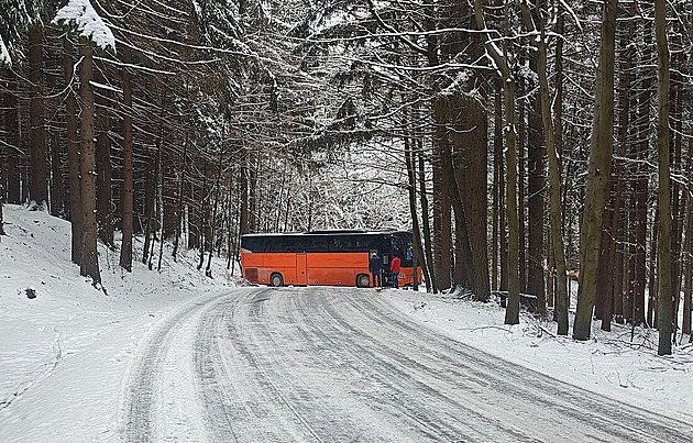 Navigace past neodhalí a řidiči riskují. Silnice přes ledovou horu je opět uzavřená