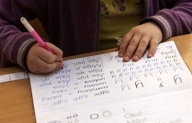 Problémy s řečí i motorikou. Výuka prvňáčků bude náročnější, bojí se školy