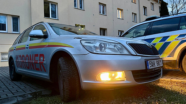 Leželi dlouho mrtví. Policie vyšetřuje smrt seniorského páru na Nymbursku