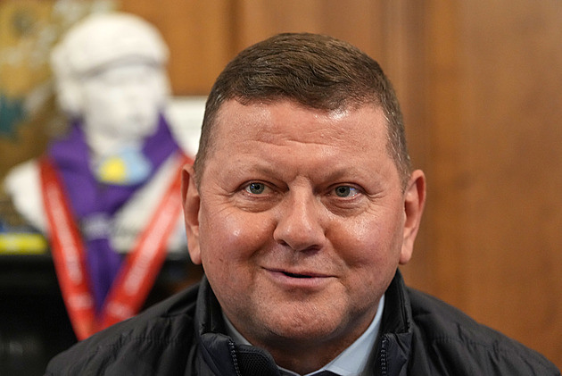 „Hovory u piva“. Zalužnyj nechce mluvit o souboji se Zelenským, dokud je válka