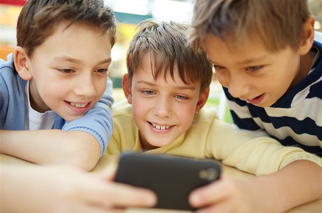 Školy bez mobilů? Roste nekázeň a vede to k horším výsledkům v matematice, ukázala studie