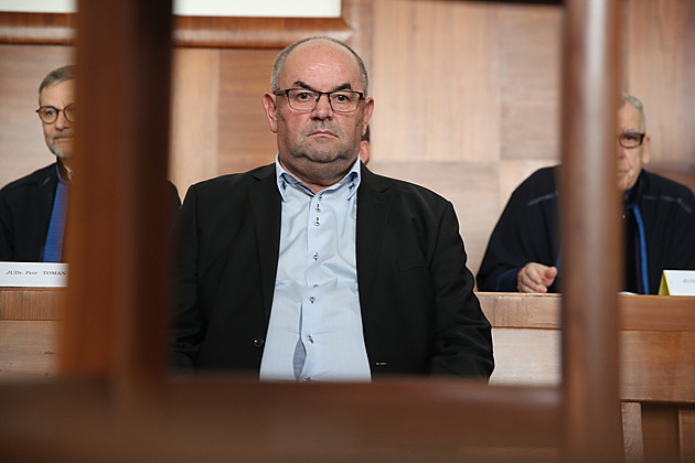 Hokejový svaz vyplatil jednu provizi dvakrát. Jeden a půl milionu dostala Peltova firma