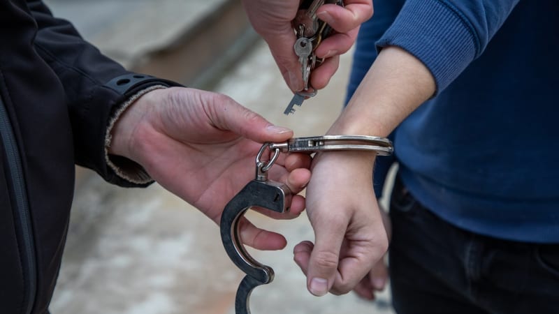 Věznil a týral ve sklepě mladou ženu. Kamioňák z Lounska zůstane ve vazbě i kvůli útěku