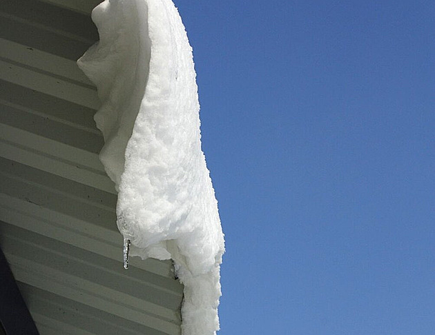 Led z hotelové střechy spadl ženě přímo na hlavu a velmi vážně ji zranil