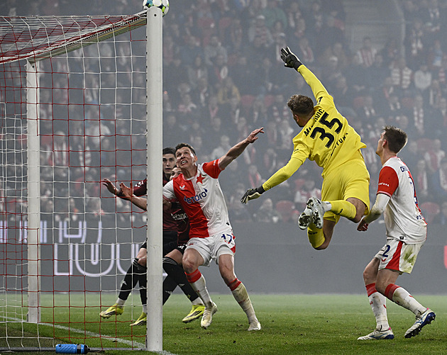 Fotbal na retrovlně, nelíbivá móda bolí. I v Česku padá nejvíc gólů ze standardek