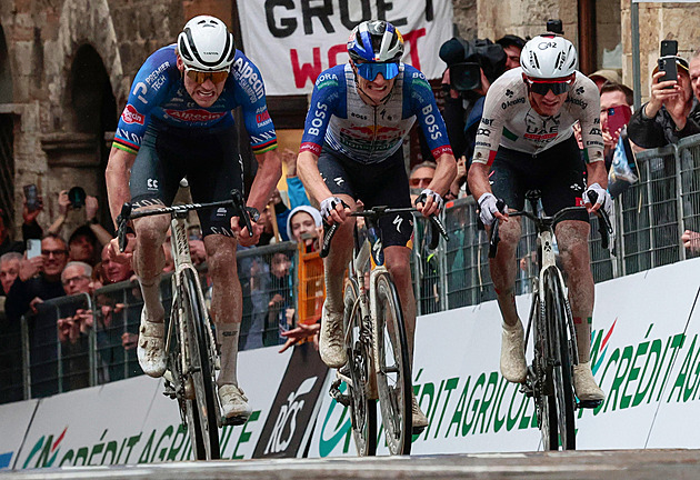 Kluzký finiš seděl nejvíc van der Poelovi, do čela Tirrena-Adriatika jde del Toro