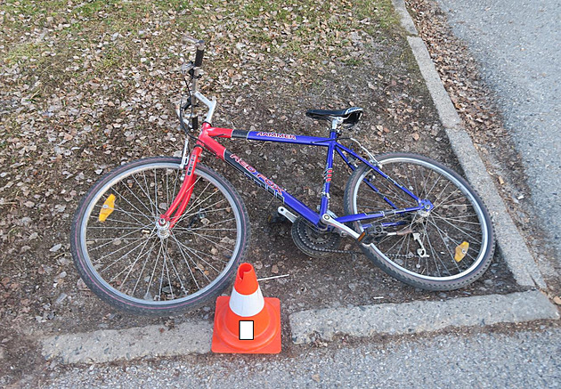 Na zanedbaném kole frajeřil jízdou bez držení, srazil chodkyni. Oba vážně zranění