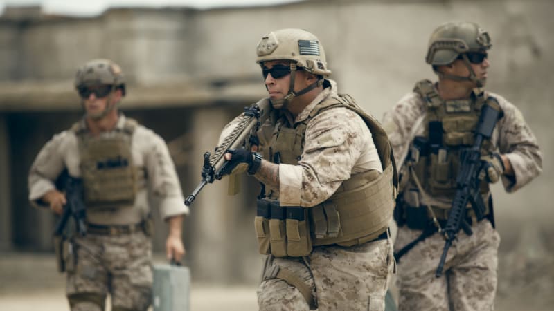 Nastane invaze USA do Íránu? Na Blízký východ míří tisíce mariňáků i válečné lodě, píše WSJ