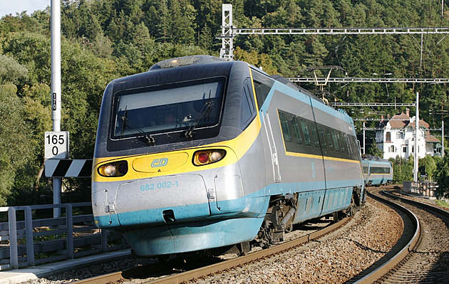 Vlak u Pardubic najel do kamení. Incident omezil provoz na koridoru