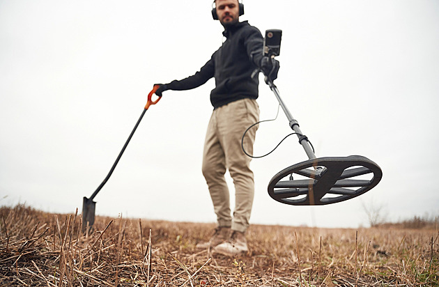 Jít na pole s detektorem kovů není legální a hrozí pokuta 10 tisíc... Nebo vlastně ne?