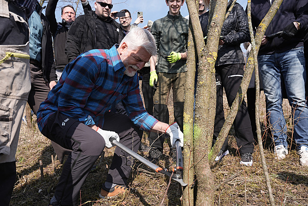 Pavel si prohlédl kasárny, pak ve flanelce zkusil odštípnout pár větví