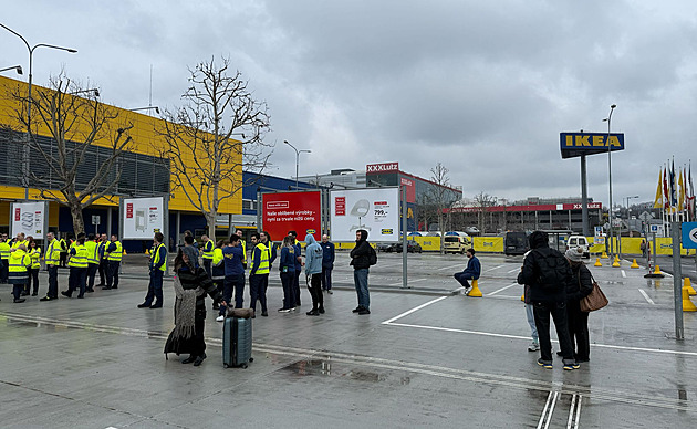 Lidé museli utéct z Ikey na Černém Mostě, dělníci omylem spustili požární hlásič