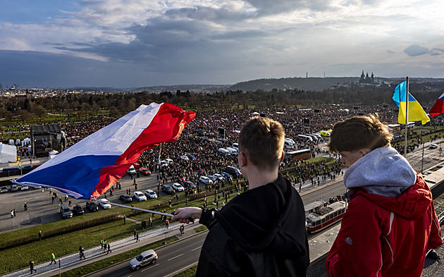 Letnou zaplnil protest proti vládě. Svěrák vyzval k obraně veřejnoprávních médií