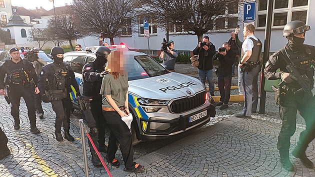 Soud rozhoduje o vazbě podezřelých ze žhářského útoku v Pardubicích