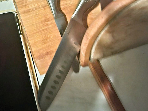 Agresivní cizinec zkopal nevlastní dceru a ohrožoval ji nožem, zasáhli strážníci