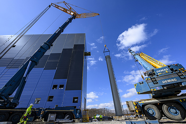 Bude připomínat rybí ocas. Stavaři usazují komín k nové spalovně u Mostu