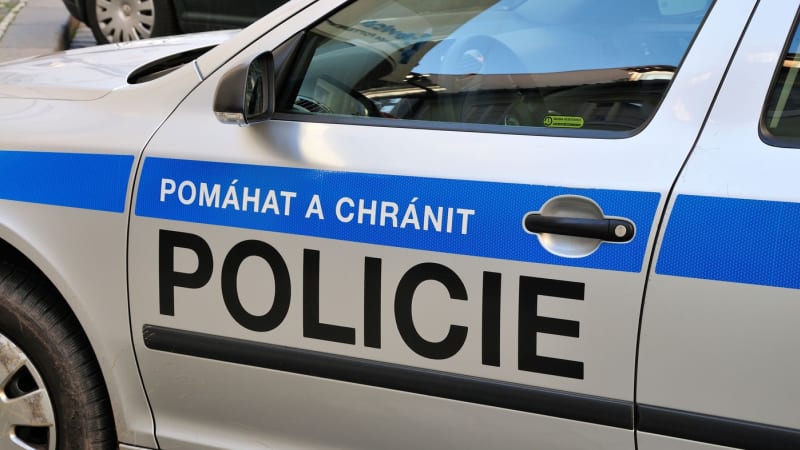 Surový útok v Praze.Agresor srazil muže na zem a přerazil mu čelist, ukazují policejní záběry