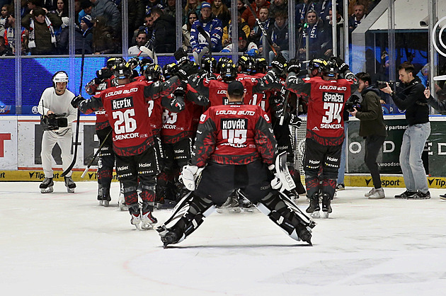 Faul, co rozhodl. Byl jednoznačný? namítl Jeřábek. I Chlapík řekl: Nechával bych to