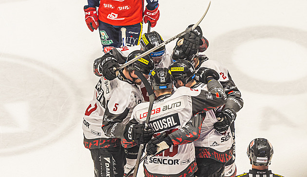 ONLINE: Pardubice v semifinále snižují se Spartou, Vary v Třinci rychle odskakují