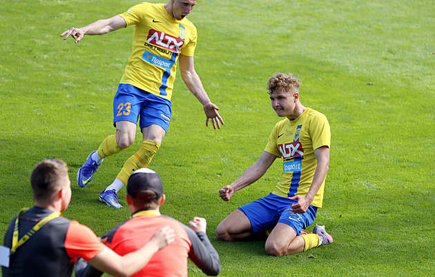 Etická komise s ním zahájila řízení, útočník Rataj však v Lotyšsku může fotbal hrát