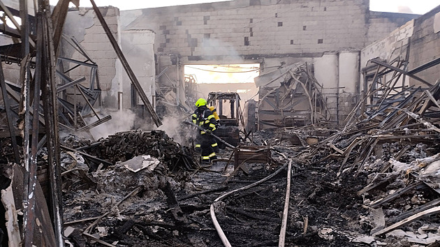 Hasiči dohašují vyhořelý areál na Semilsku. O příčině vyšetřovatelé zatím nemají jasno