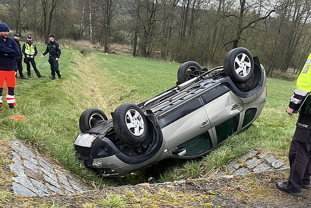 Převrácené auto na polní cestě zaskočilo kolemjdoucího, uvnitř byl mrtvý řidič
