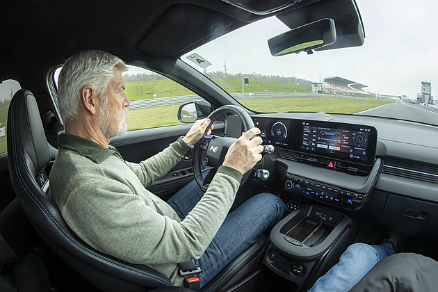 Vánice N-tuziasty nezastavila. Mostecký okruh s nimi zkusil i prezident Pavel