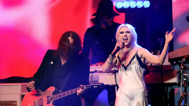 Jedovatý pavouk kousl zpěvačku na turné AC/DC. Skončila v nemocnici, následky ukázala na fotce