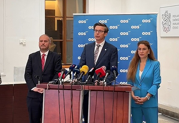 Je tu snaha destabilizovat a zabít Českou televizi a rozhlas, kritizuje Kupka