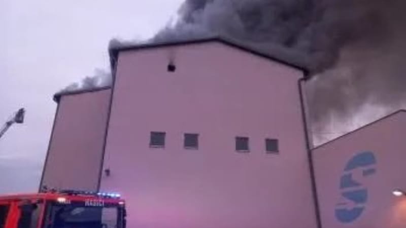 Třetí stupeň poplachu v Brně: Hoří sklad s plasty, zasahuje 80 hasičů. Lidé nemají větrat